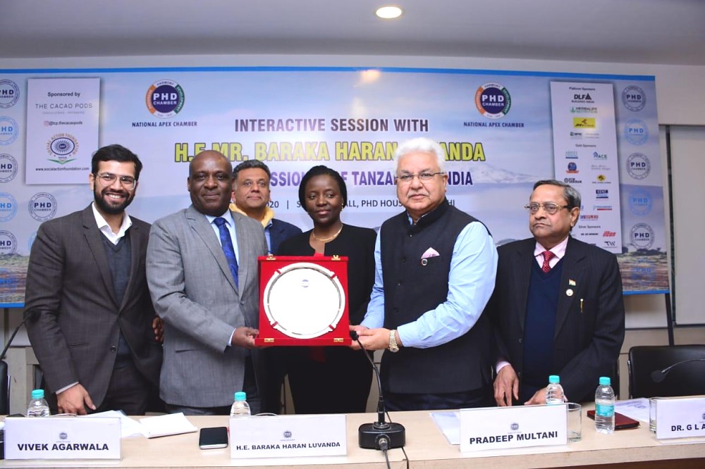 Ambassador Luvanda receives a memento from the Vice-Chairman of the PHD Chamber, Mr. Pradeep Multani after the seminar.
